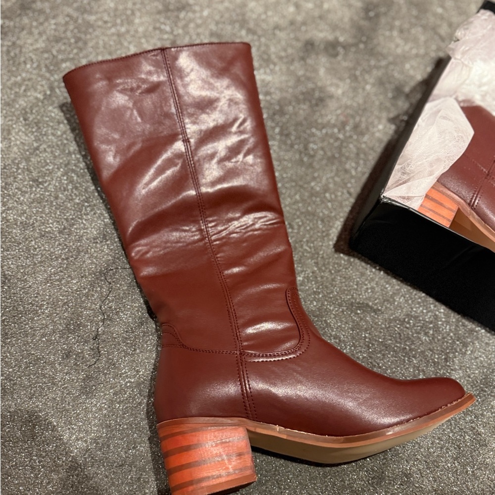 FOWT never worn boots. Brand new.